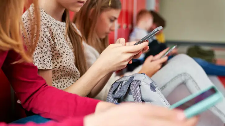 AB’den 15 Yaş Altına Sosyal Medya ve Yapay Zekâ Kısıtlaması - Technopat