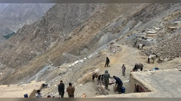 Afghanistan’s emerald miners struggle with tools but attract global buyers