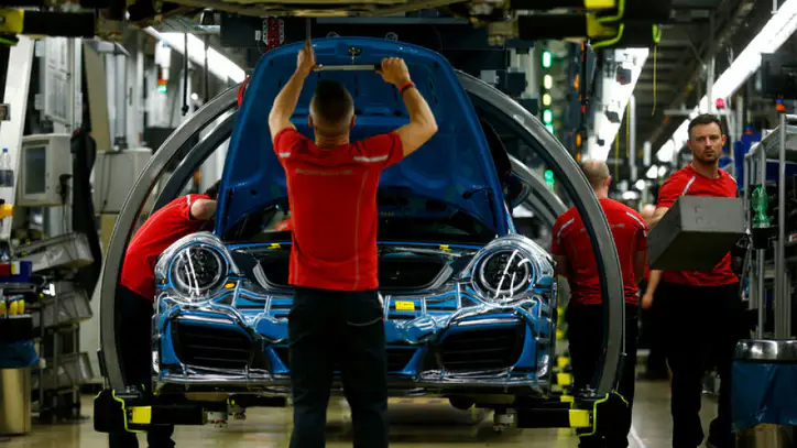 Almanya'da sanayi üretiminde otomotiv sektörünün başını çektiği daralma