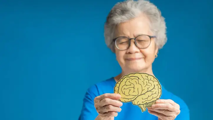 Alzheimer belirtileri ortaya çıkmadan 20 yıl önce başlayabiliyor