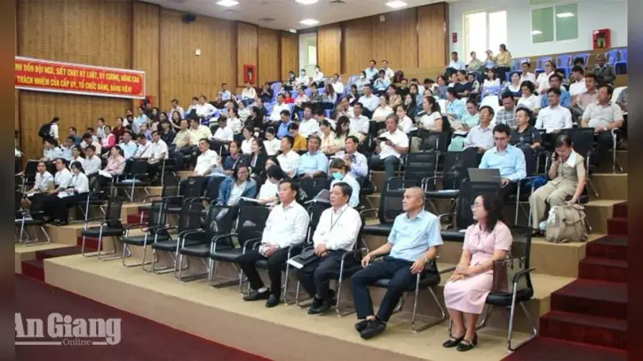 An Giang eyaletinde 300'den fazla sağlık çalışanı finansal yönetim ve hizmet fiyatlandırması konusunda eğitim aldı.