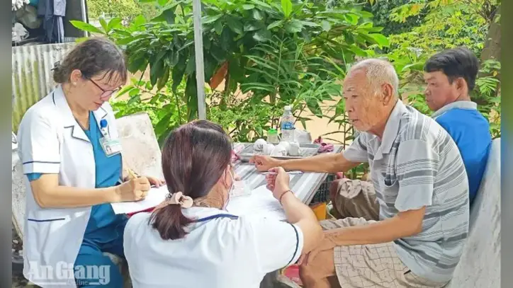 An Giang, tüm vatandaşlara ücretsiz periyodik sağlık kontrolü sağlama konusunda zorlukların üstesinden geliyor.