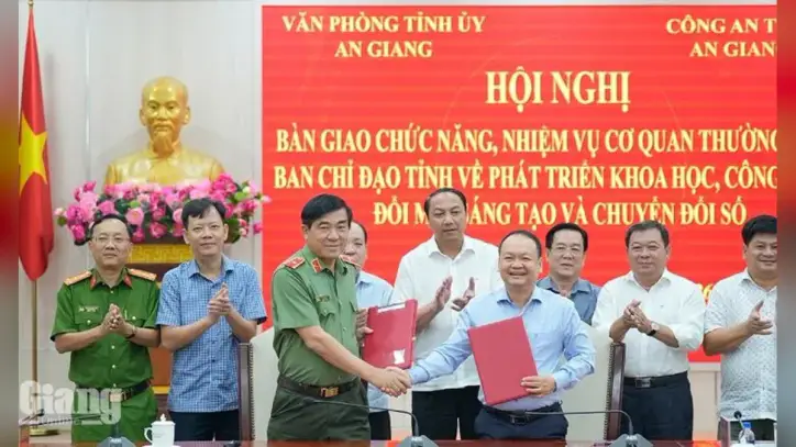 An Giang İl Emniyet Müdürlüğü, Bilim ve Teknoloji Yönlendirme Komitesi'nin Daimi Kuruluşu rolünü üstlenmiştir.