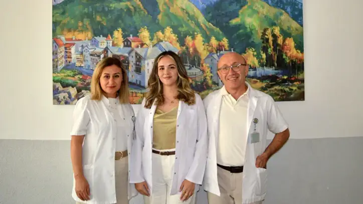 Annesinin hemşire, babasının sağlık memuru olduğu hastanede doktorluk yapacak