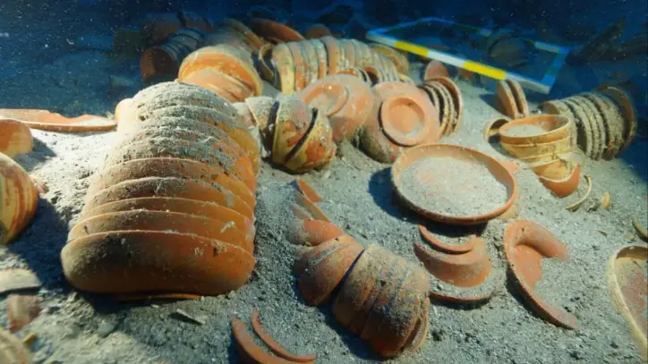 Antalya’da 2 bin 100 yıllık batıktan binlerce seramik eser çıkarıldı