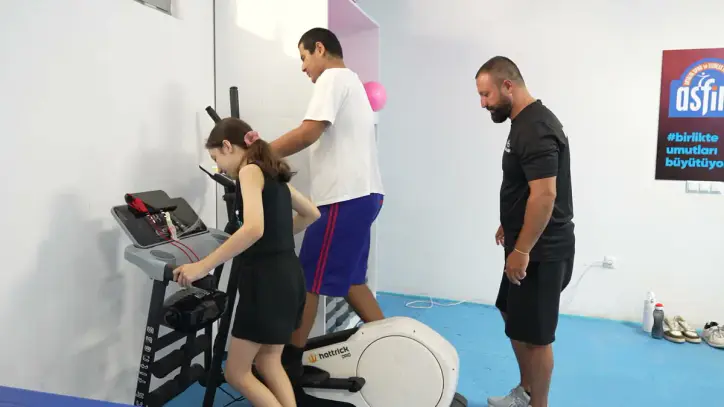 Antalya’da özel gereksinimli bireyler uzman eğitmenler eşliğinde spor yapıyor