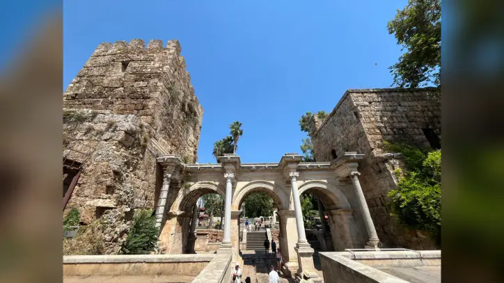 Antalya’nın 2 bin yıllık kalbi Kaleiçi yaşamaya devam ediyor - Manşet Haber