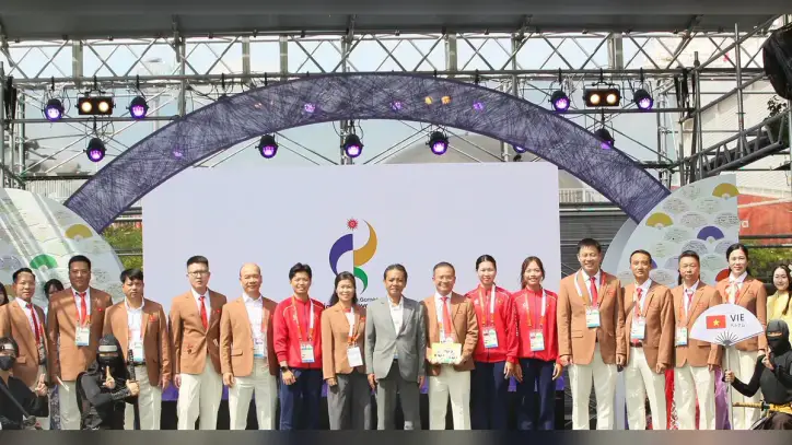 ASIAD 20'ye katılan Vietnam spor delegasyonu için düzenlenen görkemli bayrak çekme töreni.