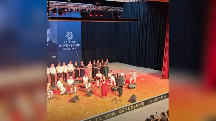 Aydın Kulis, Instagram: "Aydın Büyükşehir Belediye Başkanı Özlem Çerçioğlu, kentin dört bir yanında vatandaşları kültür ve sanat etkinlikleri ile buluşturmaya devam ediyor.
Aydın Büyükşehir Belediyesi Türk Sanat Müziği Korosu tarafından hazırlanan ‘Şarkılar Geçidi’ konseri ile vatandaşlar unutulmaz anlar yaşadı. Didim Atatürk Kültür Merkezi’nde gerçekleştirilen konser, vatandaşları geçmiş yılların güzellikleri ile dolu bir yolculuğa çıkardı. Şef Murat Akyüzlü yönetimindeki konserde şarkılar hep bir ağızdan söylendi, keyifli anlar yaşandı.
Eşsiz eserlerin seslendirildiği konser, izleyiciler tarafından da büyük beğeni ile karşılandı. Vatandaşlar, etkinliğin düzenlenmesinden ve sanata verilen destekten dolayı Aydın Büyükşehir Belediye Başkanı Özlem Çerçioğlu'na teşekkür etti."