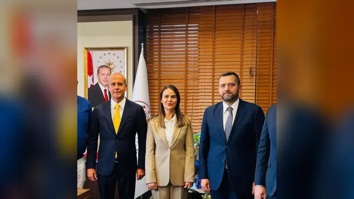 Aydın Kulis, Instagram: "Öz Sağlık-İş Sendikası Aydın Şube Başkanı Bülent Aksoy ve yönetim kurulu üyeleri, Aydın Şehir Hastanesi Başhekimliği görevine atanan Prof. Dr. Özlem Özbağçıvan’ı ziyaret etti.
Öz Sağlık-İş Sendikası Aydın Şube Başkanı Bülent Aksoy ve yönetim kurulu üyeleri, Aydın Şehir Hastanesi Başhekimi Prof. Dr. Özlem Özbağçıvan’a hayırlı olsun ziyaretinde bulundu.
Gerçekleştirilen ziyarette Aksoy ve beraberindeki yönetim kurulu üyeleri, Özbağçıvan’a yeni görevinin hayırlı olması temennisinde bulunarak görevinde başarılar diledi.
Ziyarette Özbağçıvan’ın görev sürecine ilişkin karşılıklı görüş alışverişinde bulunuldu."