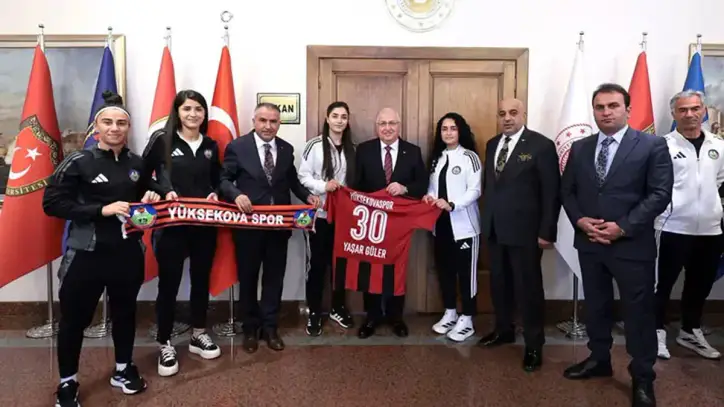 Bakan Güler, Yüksekova Spor Kadın Futbol Takımı sporcuları ile görüştü
