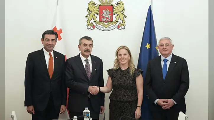 Bakan Tekin, Türkiye'nin Tiflis Büyükelçiliği'ni ziyaret etti