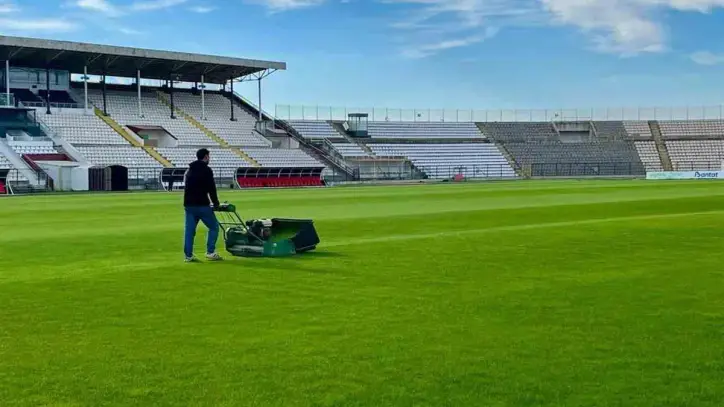 Balıkesir Bandırma'da Gençlik ve Spor Tesislerinde Bakım ve Onarım Çalışmaları Devam Ediyor