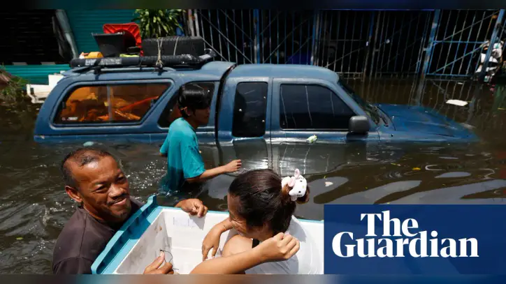 Bangkok at breaking point as floods turn streets into stagnant lakes