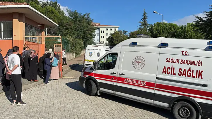 Başakşehir'deki okulda bıçaklı kavga: 1 öğrenci hayatını kaybetti, 7 öğrenci yaralandı! Sağlık durumları nasıl? MEB'den "eğitime ara" açıklaması
