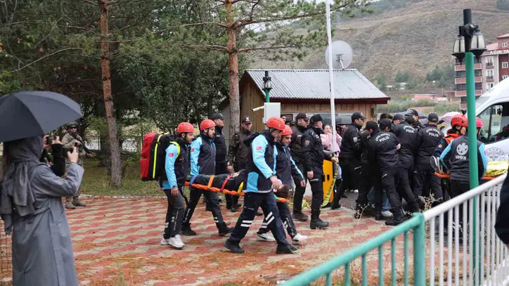 Bayburt'ta deprem senaryolu sağlık tatbikatında yaralı tahliyesi uygulandı