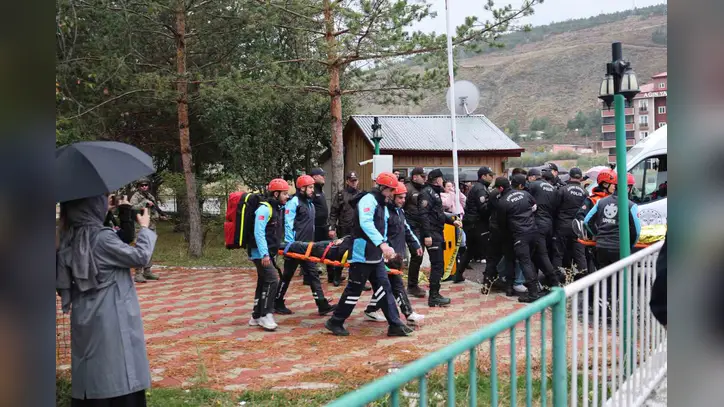 Bayburt'ta deprem senaryolu sağlık tatbikatında yaralı tahliyesi uygulandı