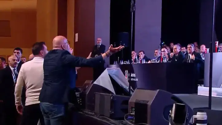 Beşiktaş genel kurulunda kavga çıktı! Üyeler bir anda kürsüye yürüdü…