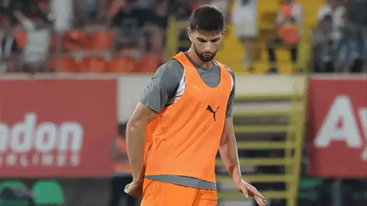 Beşiktaş'ta orta saha transferi iptal! Ümit Akdağ imzayı attı