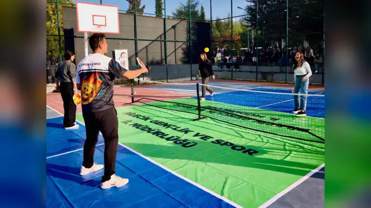 Bilecik'te yurt öğrencileri pickleball tanıtımında farklı spor dalıyla buluştu