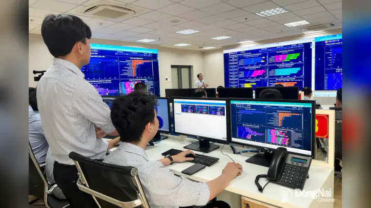Dong Nai Şehri İzleme ve Kontrol Merkezi'nde (Tran Bien Mahallesi) kontrol paneli üzerinde çalışan operatörler.