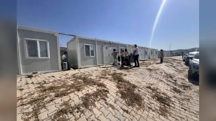 Birlik ve Dayanışma Sendikası: 'Hatay'da 20 bin kişi tuvaletsiz konteynerlerde sağlık hizmeti almaya çalışıyor' - Evrensel