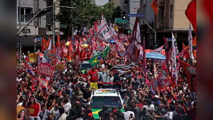 Brazil's Lula, Flavio Bolsonaro Wrap up Campaigns Ahead of First-Round Vote