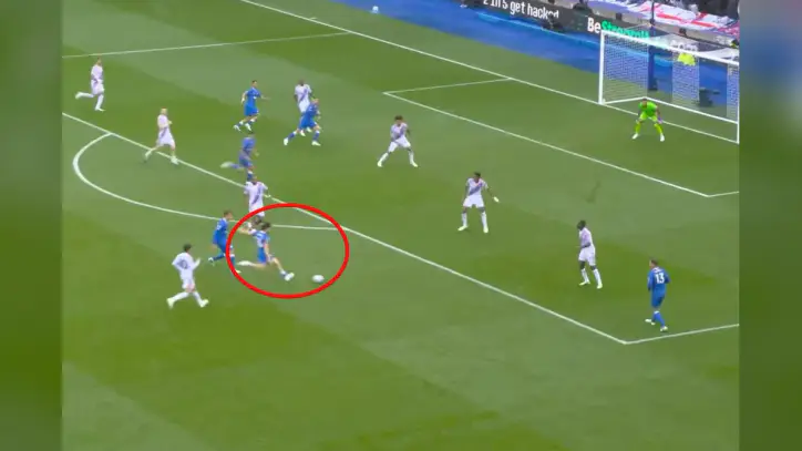 Ne şakaları var ne de acımaları! Gelene geçene gol yağdırıyorlar