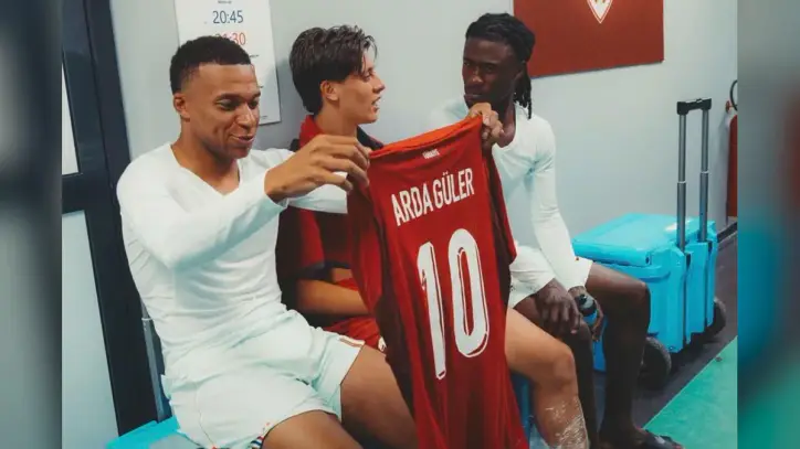 Bu fotoğrafın anlamı çok başka! Mbappe'nin Arda Güler'in formasına bakışına dikkat