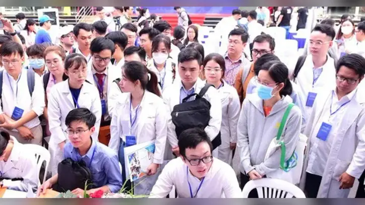 Bu sabah Ho Chi Minh şehrinde yaklaşık 1000 doktor ve hemşire iş arıyordu.