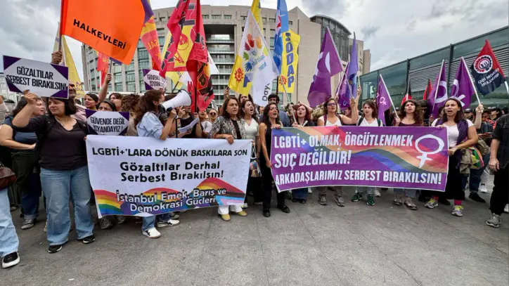 Çağlayan’daki LGBTİ+ protestosunda gözaltına alınan 109 kişinin gözaltı süresi uzatıldı, BirGün muhabiri Sarya Toprak’a sosyal medya paylaşımları da soruldu | T24