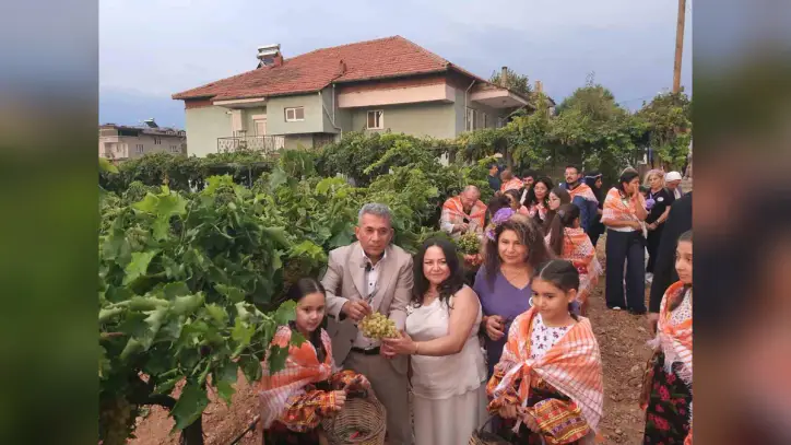 YAĞMURA RAĞMEN COŞKUNUN DİNMEDİĞİ ÇAL’DA BAĞBOZUMU; ÜZÜMÜN BEREKETİ, KÜLTÜRÜN GÜCÜ VE EDİP...
