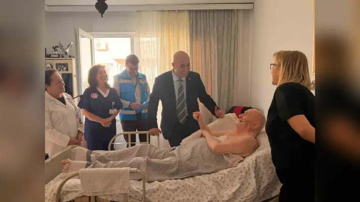 Çanakkale İl Sağlık Müdürü Görgülü, Dünya Yaşlılar Günü'nde yaşlıları ziyaret etti.