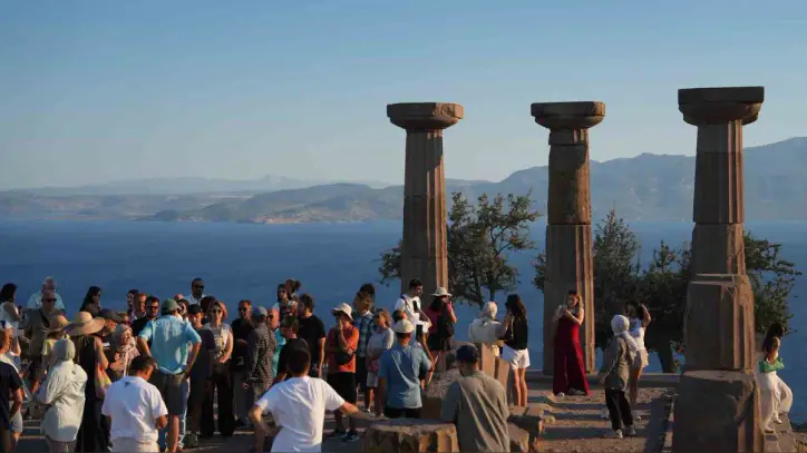 Çanakkale Kültür Yolu Festivali\'nin üçüncü gününde Assos Ören Yeri arkeolog eşliğinde keşfedildi