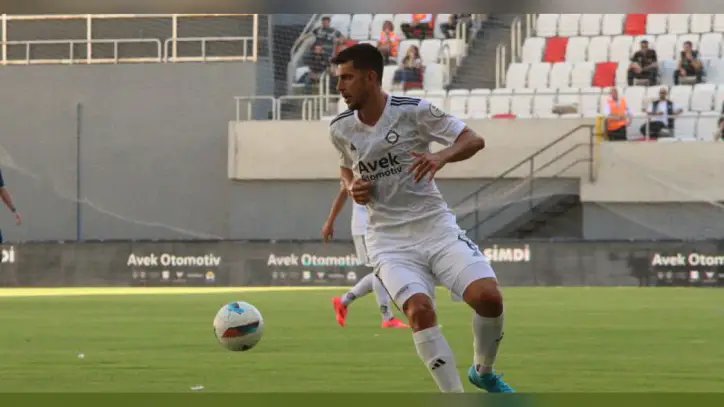 Ceyhun Gülselam, profesyonel futbol kariyerini sonlandırdı