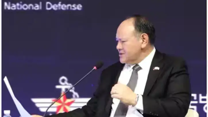 Philippines Defence Secretary Gilberto C Teodoro reads out a note handed to him in the middle of the Seoul Defence Dialogue.