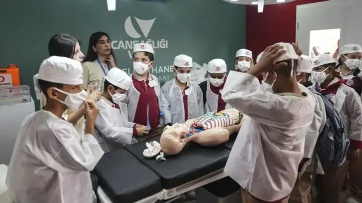 Çocuklar TEKNOFEST Güneydoğu'da ameliyathane deneyimiyle sağlık mesleklerini keşfediyor