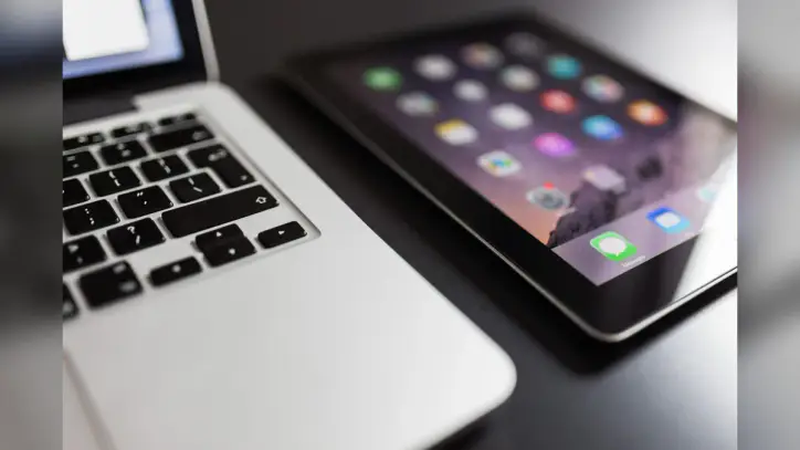 Digital detox how-to; artificial intelligence in nursing; when to see your doctor about GI issues; plus other stories with Vanderbilt Health sources