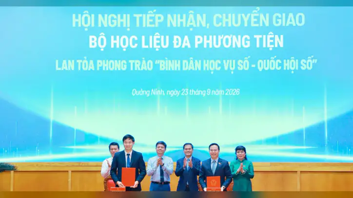 "Dijital Halk Eğitimi - Dijital Ulusal Meclis" adlı multimedya eğitim materyallerinin Quang Ninh'e teslimi.