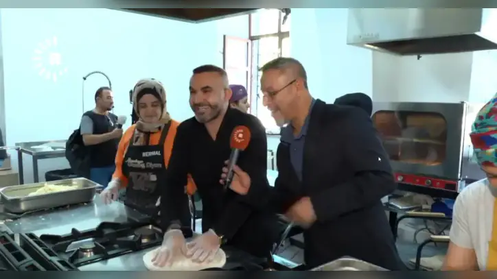 DİYARBAKIR- Dünya şampiyonu Hakkı Akdeniz memleketinde: Yöresel otlarla ‘Kürt pizzası’ yaptı