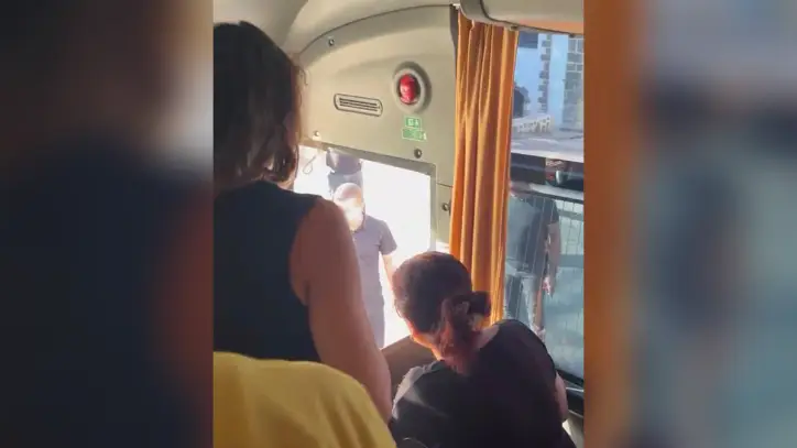 Diyarbakır'da korku dolu anlar! Sağlık personelini taşıyan otobüsün önünü kesip camları yumrukladılar