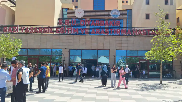 DEM Parti'li Çelenk, Diyarbakır'ın sağlık sorunlarını Meclis'e taşıdı: ‘Muayene süreleri 5 dakikanın altında’ - Evrensel