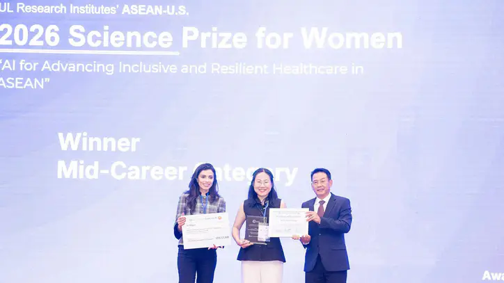 Dr. Ha Thi Thanh Huong, ASEAN-ABD Bilim Ödülünü aldı.