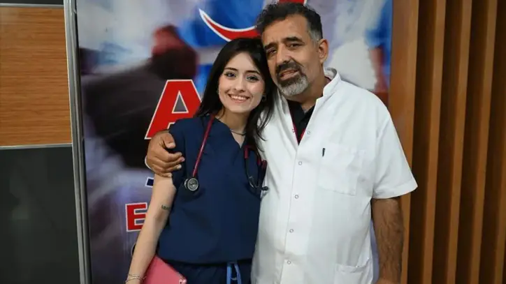 Doğduğu hastaneye atanan genç doktor, sağlık memuru babasıyla görev yapıyor