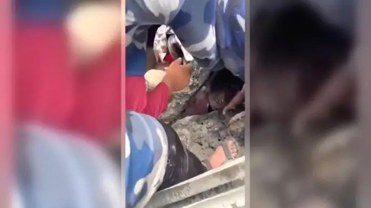 Dramatic video shows young girl rescued from Nepal days after flood | CNN