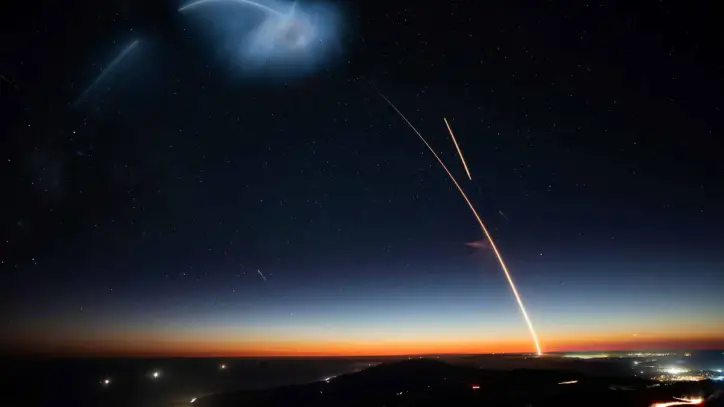 Dünya Uzay Haftası 2026'nın “Roket Devrimi” temasını yansıtan, yıldızlı gece gökyüzünde yay çizen roket fırlatma izi