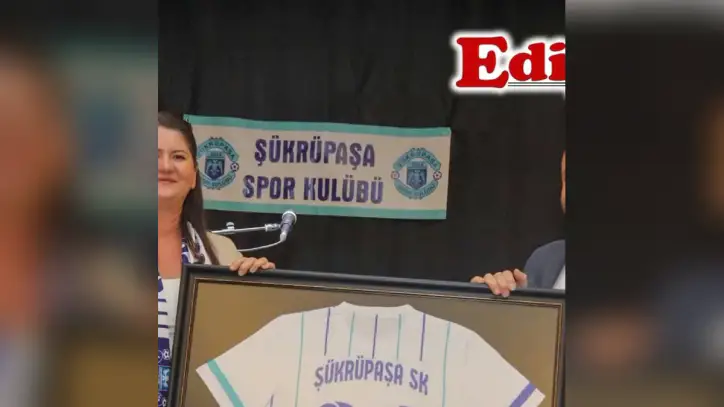 Edirne Gazetesi, Instagram: "GENCAN, ŞÜKRÜPAŞA SPOR’UN DAYANIŞMA YEMEĞİNE KATILDI
Edirne Belediye Başkanı Filiz Gencan, Şükrüpaşa Spor Kulübü tarafından düzenlenen dayanışma yemeğine katılarak kulüp yöneticileri, antrenörler, sporcular ve aileleriyle bir araya geldi.
Edirne Belediye Başkanı Filiz Gencan, Şükrüpaşa Spor Kulübü’nün düzenlediği dayanışma yemeğinde spor camiasıyla buluştu. Programda kulüp yöneticileri, antrenörler, genç sporcular ve aileleriyle bir araya gelen Gencan, amatör spor kulüplerine verilen desteğin devam edeceğini belirtti.
Çocukların ve gençlerin sporla iç içe büyümesini önemsediklerini ifade eden Gencan, Edirne Belediyesi olarak amatör spor kulüplerinin yanında olmaya devam edeceklerini vurguladı.
Gencan, dayanışma yemeğinin düzenlenmesinde emeği geçen başta Şükrüpaşa Spor Kulübü Başkanı Gürkan Günay olmak üzere kulüp yöneticilerine, antrenörlere ve ailelere teşekkür ederek genç sporculara başarılı bir sezon diledi"