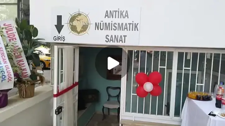 Edirne Gazetesi, Instagram: "ANS’ART Antika Nümismatik Sanat Evi Edirne’de Açıldı
İşletmeciliğini Mustafa Çubukçu’nun yaptığı ANS’ART Antika Nümismatik Sanat Evi, düzenlenen törenle Edirne’de hizmete açıldı.
Geçmişin izlerini, sanatın ruhunu ve zamana meydan okuyan parçaları bir araya getiren ANS’ART’ın açılışına Edirne Belediye Başkan Yardımcısı Onur Gökçe Öktem, AK Parti Edirne İl Başkanı Belgin İba, geçmiş dönem CHP Edirne İl Başkanı Fevzi Pekcanlı ve geçmiş dönem Edirne Belediye Başkanı Recep Gürkan katıldı.
Antika ve nümismatik eserlerin yer aldığı işletme, koleksiyonerler ve geçmişin izlerini taşıyan eserlere ilgi duyanları bir araya getirmeyi amaçlıyor.
ANS’ART Antika Nümismatik Sanat Evi, İstasyon Mahallesi İnci Sokak, Yaşar Atlı Köşk Apartmanı No:85, Edirne adresinde, Özel Dent Edirne Ağız ve Diş Sağlığı Polikliniği altında hizmet veriyor."