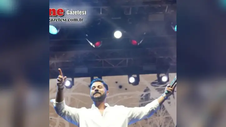 Edirne Gazetesi, Instagram: "Sedat İşçi, Festival Coşkusuna Renk Kattı
İpsala Çeltik Festivali ve Tarım Fuarı kapsamında sahne alan İpsala’nın sevilen yerel sanatçılarından Sedat İşçi, seslendirdiği birbirinden güzel eserlerle festival alanını dolduran vatandaşlara müzik ziyafeti yaşattı.
İpsala Belediye Başkanı Mehmet Kerman ve AK Parti İpsala İlçe Başkanı Erhan Demir, başarılı performansı ve enerjisiyle festival coşkusuna renk katan Sedat İşçi’ye teşekkür etti.
Festival kapsamında sahne alan yerel sanatçıların İpsala’nın kültürel ve sosyal hayatına önemli katkı sunduğunu belirten Başkan Kerman ve İlçe Başkanı Demir, Sedat İşçi’ye emekleri ve güzel performansı için teşekkür ederek başarılarının devamını diledi."
