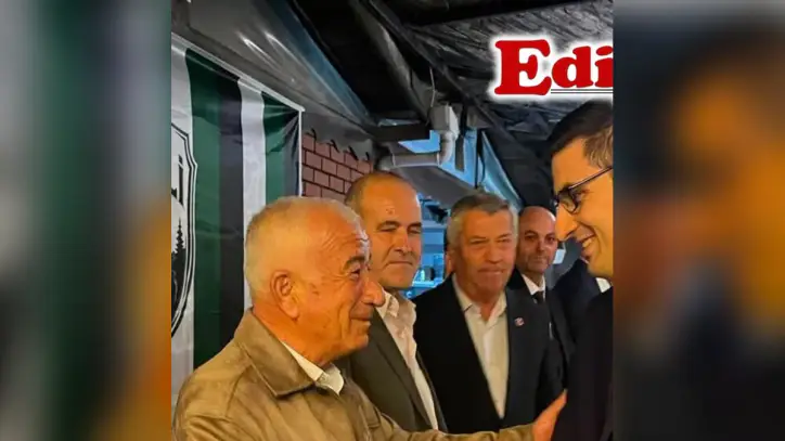 Edirne Gazetesi, Instagram: "Süloğlu Kaymakamı Emin Cevat Tutar, Büyük Gerdelli Spor Kulübü tarafından düzenlenen dayanışma gecesine katıldı.
Fesleğen Kır Davet Bahçesi’nde gerçekleştirilen programda Tutar, kulüp yöneticileri, sporcular ve vatandaşlarla bir araya geldi.
Kulübün çalışmaları hakkında yöneticilerden bilgi alan Tutar, spor faaliyetlerinin gençlerin gelişimi ve sosyal hayata katılımı açısından önem taşıdığını belirtti.
Tutar, dayanışma gecesinin düzenlenmesinde emeği geçen kulüp yöneticileri ve katılımcılara teşekkür etti."